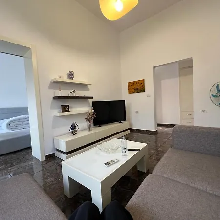 By Victoria 地拉那