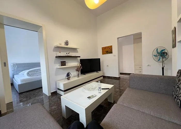 By Victoria 地拉那